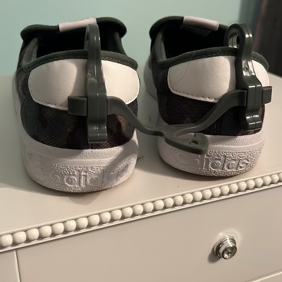 Men’s Adidas slip on sneakers - Picture 3 of 3